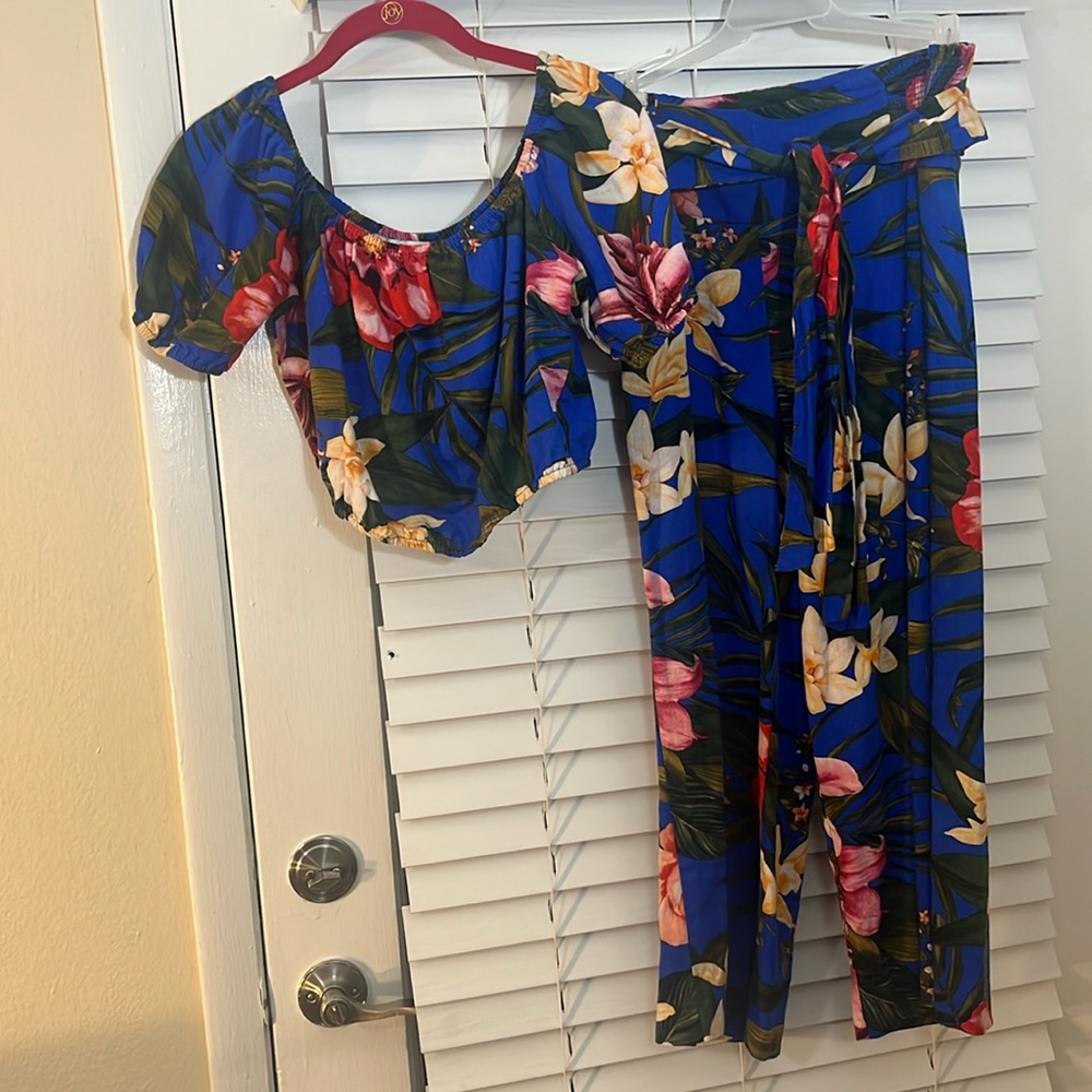 cupcakes & cashmere Multicolored Floral Crop Top & Wide Leg Bottom Set. Size S